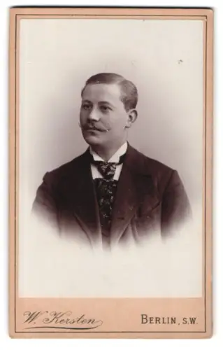 Fotografie W. Kersten, Berlin, Krausenstrasse 35, Porträt eines eleganten Herrn