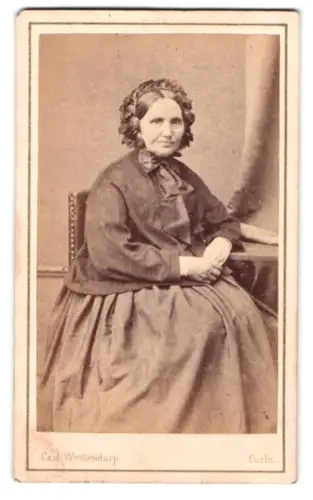Fotografie Carl Westendorp, Coeln, Comödien-Strasse 7, Porträt einer sitzenden Dame