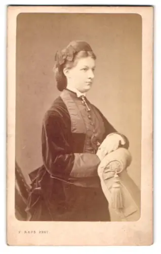 Fotografie F. Raps, Coeln, Comödienstrasse 16, Porträt einer Frau in dunklem Kleid