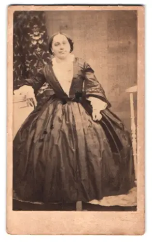 Fotografie unbekannter Fotograf und Ort, Porträt einer stehenden Dame