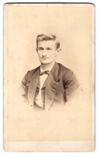 Fotografie W. Grigoleit, Rathenow, Porträt eines eleganten Mannes