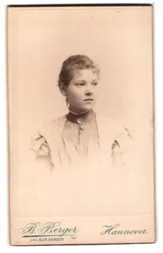Fotografie B. Berger, Hannover, Schillerstr. 34A, Porträt eines jungen Mädchens