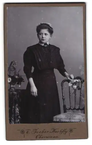 Fotografie C. Seeber Nachf., Oberwiesa, Junge Frau mit Stuhl im Atelier