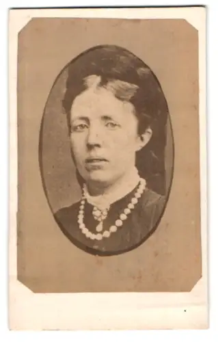 Fotografie Sören Kjergaard, Stockholm, Porträt einer Dame mit Perlenkette