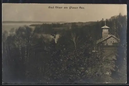 AK Bad Stuer am Plauer See, Blick auf See und Gebäude im Wald