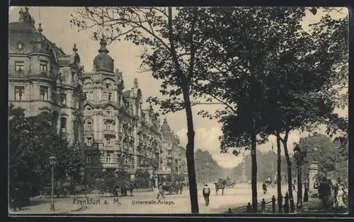 AK Frankfurt a. M., Untermain-Anlage, Wohnhäuser, Strassenansicht, Passanten