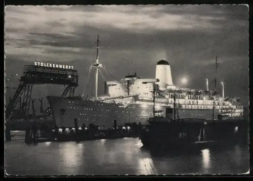 AK Hamburg, Passagierschiff Arcadia abends im Hafen vor der Stülckenwerft