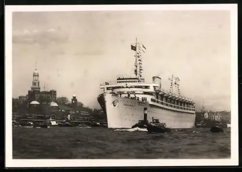 AK KdF-Passagierschiff Wilhelm Gustloff vor der Ausreise im Hamburger Hafen, Flaggengala, Schlepper
