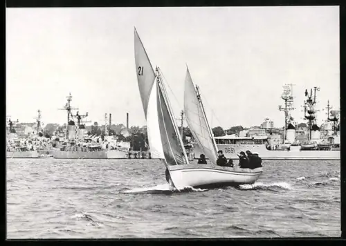 AK Bundeswehr, Marinesoldaten beim Kuttersegeln, Zerstörer im Hintergrund, dabei französ. Zerstörer Casabianca