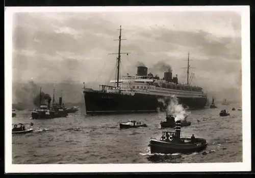 AK Dampfer Bremen des Norddeutschen Lloyd in Begleitung zahlreicher Barkassen und Hafendampfer