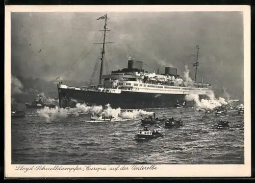 AK Lloyd-Schnelldampfer Europa auf der Unterelbe in Begleitung zahlreicher Barkassen, Passagierschiff