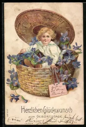 Präge-AK Glückwunsch zum Geburtstag, Kind sitzt in Korb voller Veilchen