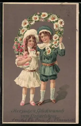 Präge-AK Kleines Paar mit Blumenbogen, Geburtstagsgruss