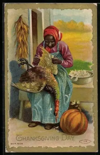 AK Thanksgiving, Frau rupft einen Truthahn vor einem Haus