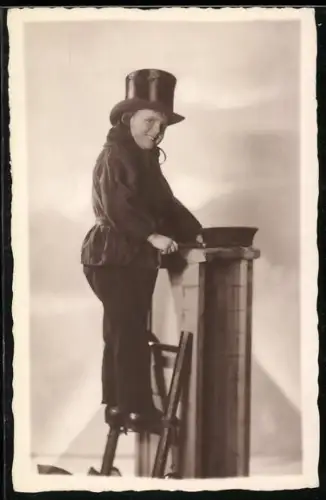 Foto-AK Schornsteinfeger klettert in einen Schornstein