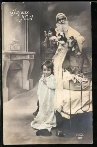 AK Weihnachtsmann bringt einem Kind Puppen