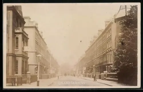AK London, Roland Gardens