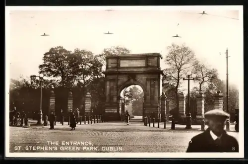 AK Dublin, The Entrance to St. Stephen`s Green Park