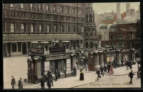 AK London, Charing Cross Station, Bahnhof mit Kiosk