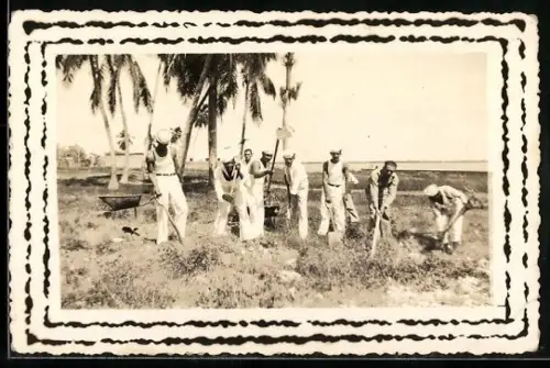 AK Nicaro, Workers with shovels