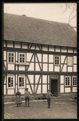 AK Vassens, Des gens devant une maison