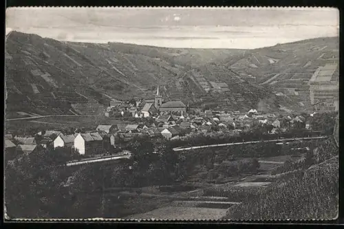 AK Dernau, Ortsansicht mit Kirche und Weinbergen