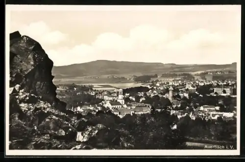 AK Auerbach i. V., Stadtansicht mit Felsen und umliegender Landschaft