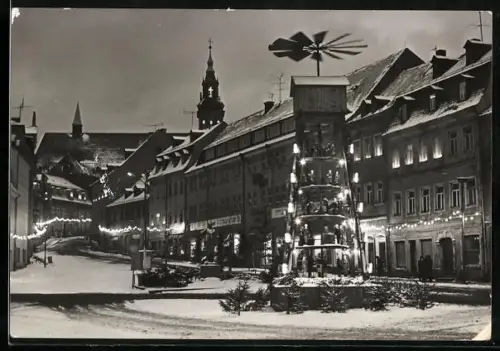 AK Schneeberg / Erzgebirge, Strassenpartie im Weihnachtsschmuck