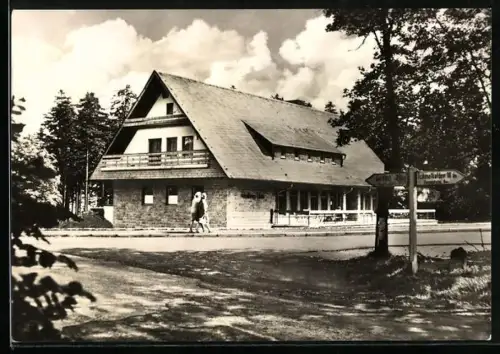AK Friedrichroda, Gasthaus Heuberghaus mit Passanten