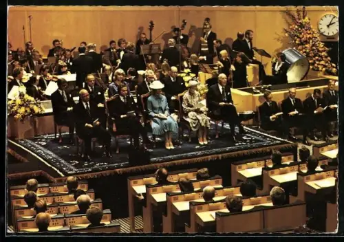 AK König Carl XVI Gustaf auf einem Podest sitzend