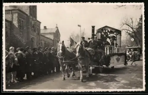 Foto-AK Gotha, Festumzug am Marstall, flagge
