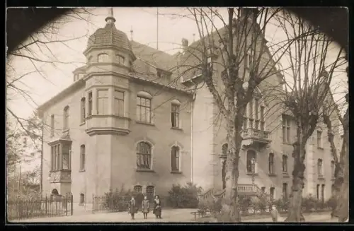 AK Moers, Partie am Kreisständehaus mit Kindern