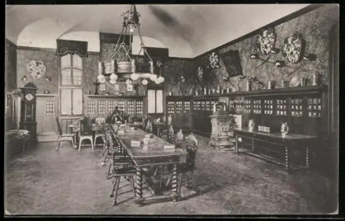 AK Freiburg /Br., Kneipsaal eines Verbindungshauses mit gekreuzten Korbschlägern und Wappen an der Wand