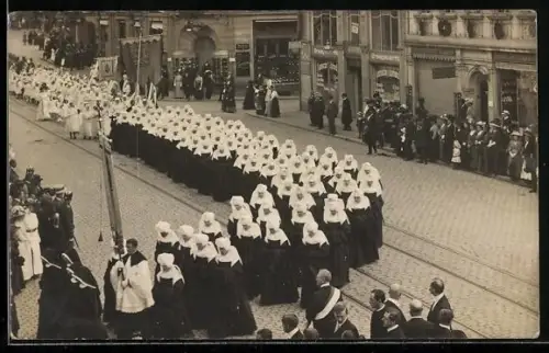 Foto-AK Freiburg /Breisgau, Prozession zieht durch die Strassen