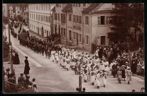 Foto-AK Wertheim, Zuschauer bei einem Umzug in der Strasse
