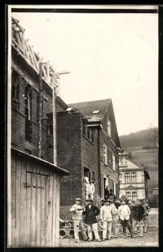 Foto-AK Eiserfeld, Männer vor einem Haus stehend