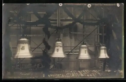 Foto-AK Säckingen, Glockenweihe, Vier Glocken mit Festschmuck