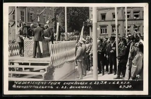 Foto-AK Kaiserslautern, Wiedersehens-Feiner ehem Angeh. d. 23. I. R. u. d. 8. R. J. R., Grundsteinlegung d. 23. Denkmals