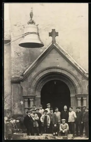 Foto-AK Bad Ems, Glockenweihe, Aufzug der Glocke vor der Kirche