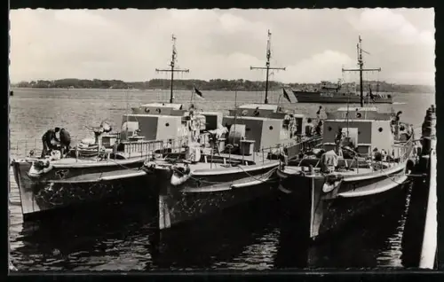 AK Schnelle Minensucher der Bundesmarine im Hafen, Elch-Emblem, im Hintergrund Minensuchboot M-1070