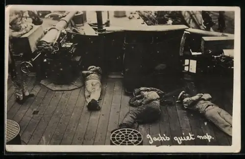 Foto-AK Matrosen bei Ausruhen auf dem Deck eines Kriegsschiffes