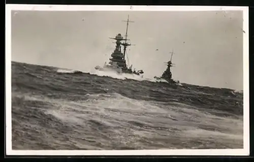 Foto-AK HMS Chrysanthemum in schwerer See, Kriegsschiff