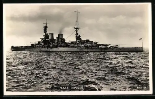 AK Britisches Kriegsschiff H.M.S. Repulse auf See