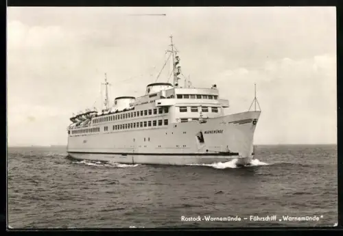 AK Rostock-Warnemünde, Fährschiff Warnemünde nähert sich dem Hafen