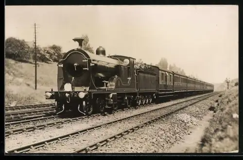Foto-AK Britische Lokomotive Nr. 720 der LSMR mit Personenwaggons, englische Eisenbahn