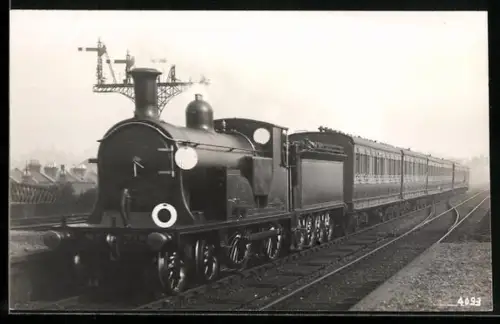 AK Britische Lokomotive Nr. 714 der LSWR mit Personenzug in Earlsfield, englische Eisenbahn