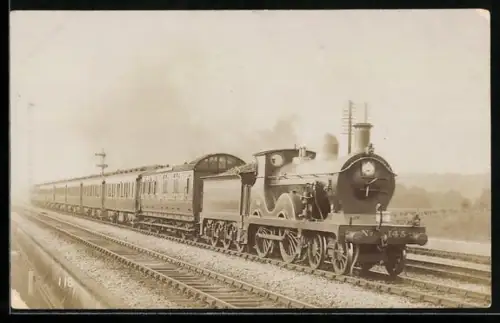 AK Britische Lokomotive Nr. 145 mit Personenzug in Fahrt, englische Eisenbahn