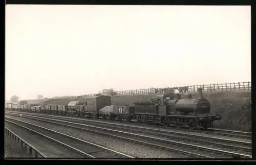 AK Britische Lokomotive Nr. 2982 der LMS mit Güterzug, englische Eisenbahn