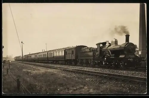 Foto-AK Britische Lokomotive Nr. 3047 mit Kohlentender und Personenzug, englische Eisenbahn