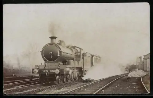 AK Britische Lokomotive Nr. 1102 mit Personenwaggons in Fahrt, englische Eisenbahn